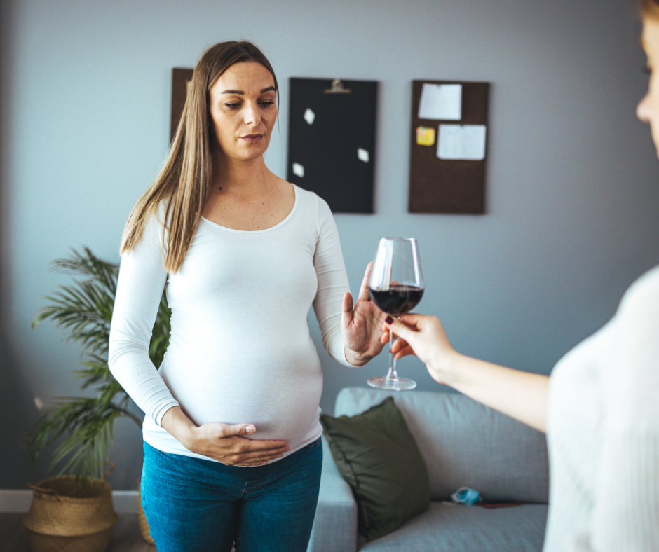Kobieta w ciąży odmawia picia wina