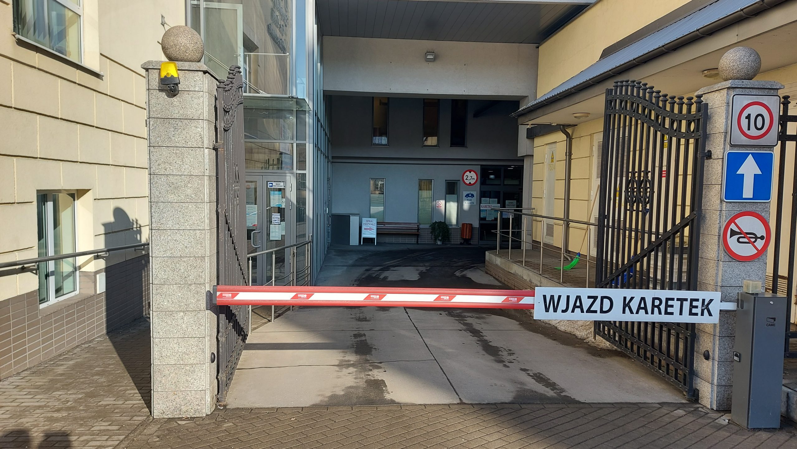 wejście główne do szpitala, szlaban