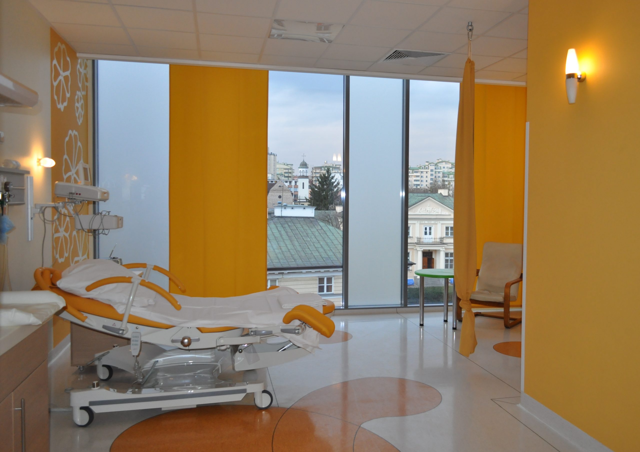 sala porodowa pomarańczowa, łóżko porodowe