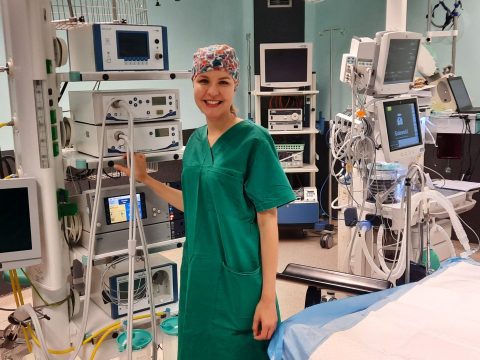 instrumentariuszka Agata Gontarek w sali operacyjnej w odziezy ochronnej