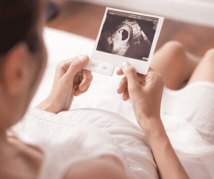 Pierwsza wizyta w ciąży u ginekologa. Kiedy się zgłosić?
